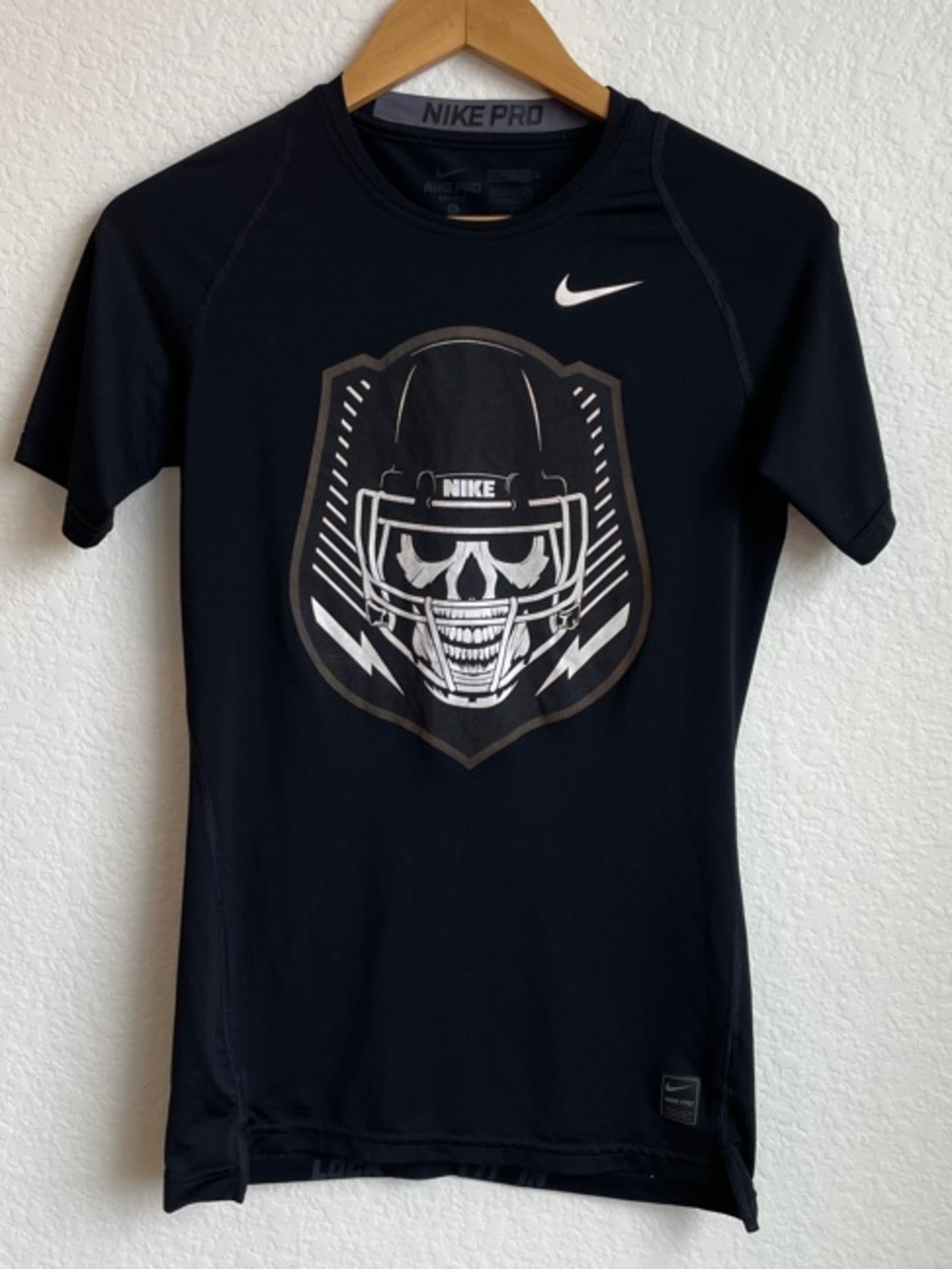 NIKE PRO • Dri-Fit Compression Black Short-Sleeve Skull Graphic Tee • Medium